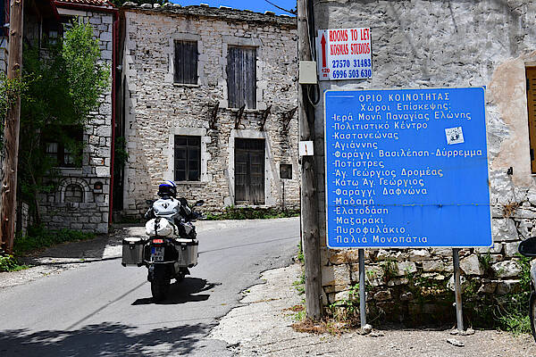 Ein Straßenschild ein Griechenland
