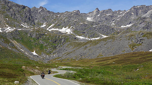 Motorräder fahren in Alaska durch die Berge