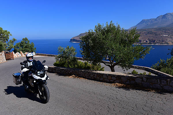Ein Motorrad in Griechenland vor blauem Meer