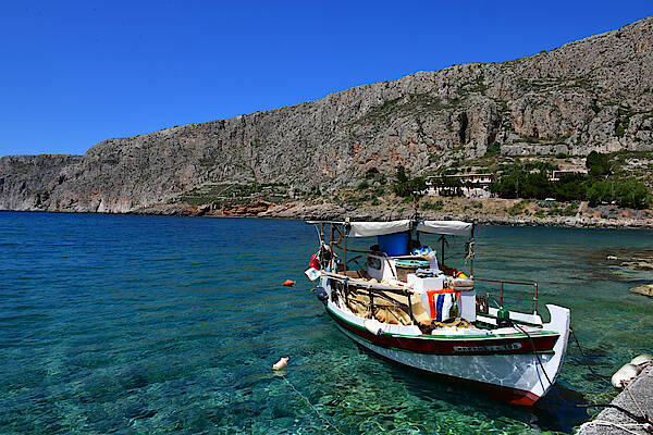 Ein Fischerboot liegt im Hafen in Griechenland