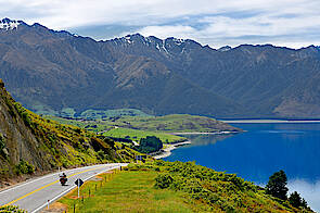 Ein Motorrad vor den Neuseeländischen Alpen