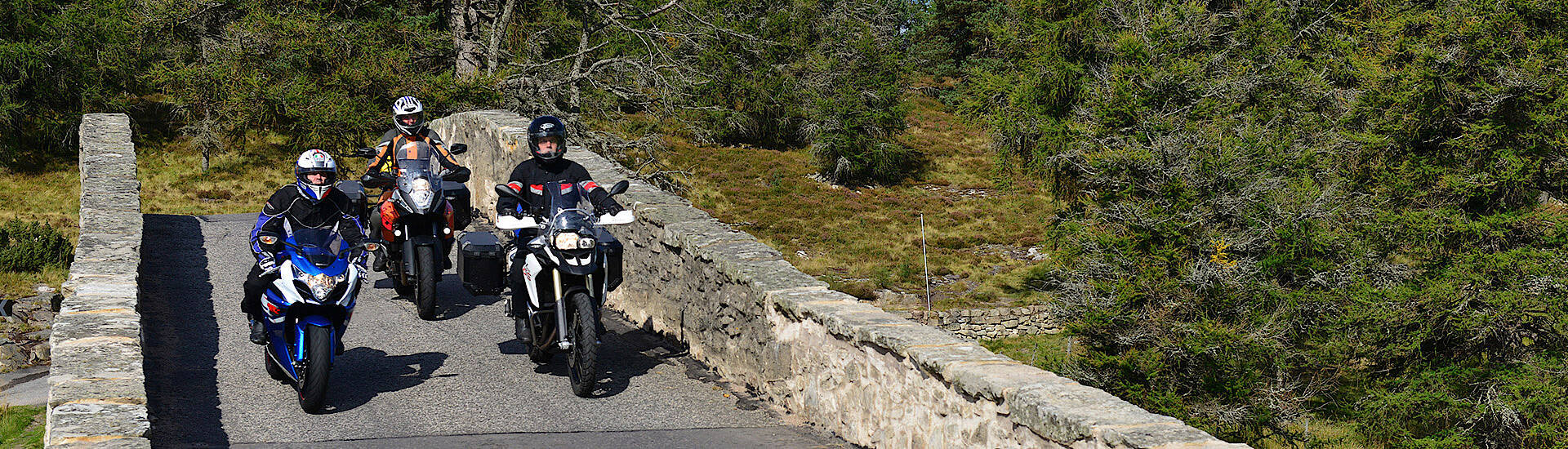 Motorräder auf alter Brücke in den Highlands in Schottland