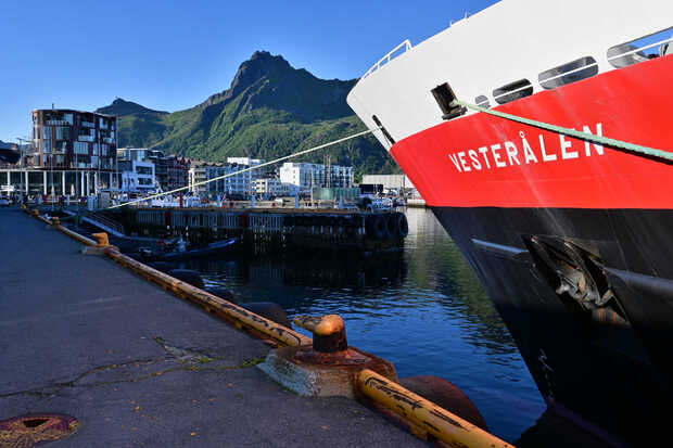 Ein Postschiff hat im Hafen von Svolvær angelegt