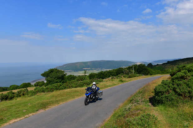 Britische Motorradtradition heißt auch: auf schönen Routen durch England cruisen 