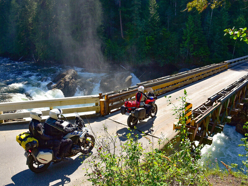 Wilde Natur säumt die Motorradstrecken in Kanada